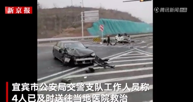 一救护车与轿车相撞翻倒在地 警方:救护车内4人受伤已送医了!-第3张图片-9158手机教程网 一救护车与轿车相撞翻倒在地 警方:救护车内4人受伤已送医了!-第3张图片-9158手机教程网