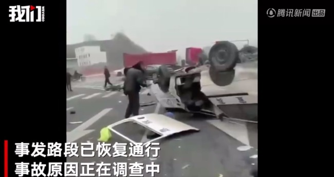 一救护车与轿车相撞翻倒在地 警方:救护车内4人受伤已送医了!-第4张图片-9158手机教程网 一救护车与轿车相撞翻倒在地 警方:救护车内4人受伤已送医了!-第4张图片-9158手机教程网