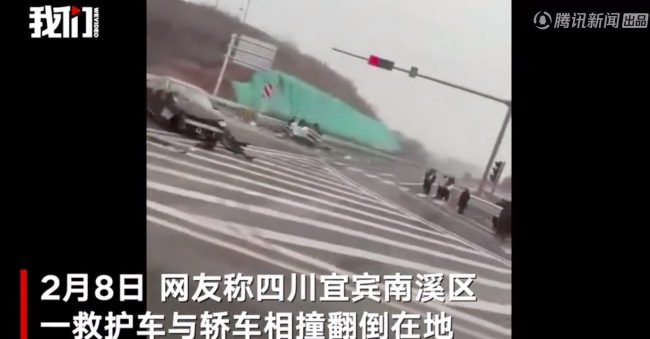 一救护车与轿车相撞翻倒在地 警方:救护车内4人受伤已送医了!-第2张图片-9158手机教程网 一救护车与轿车相撞翻倒在地 警方:救护车内4人受伤已送医了!-第2张图片-9158手机教程网