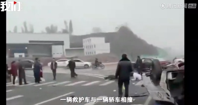 一救护车与轿车相撞翻倒在地 警方:救护车内4人受伤已送医了!-第1张图片-9158手机教程网 一救护车与轿车相撞翻倒在地 警方:救护车内4人受伤已送医了!-第1张图片-9158手机教程网