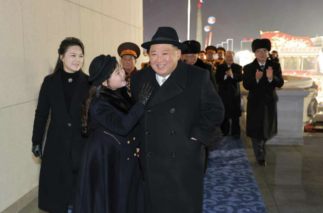 金正恩父女同台阅兵有何特殊之处 姿态举止神似其母-第3张图片-9158手机教程网 金正恩父女同台阅兵有何特殊之处 姿态举止神似其母-第3张图片-9158手机教程网