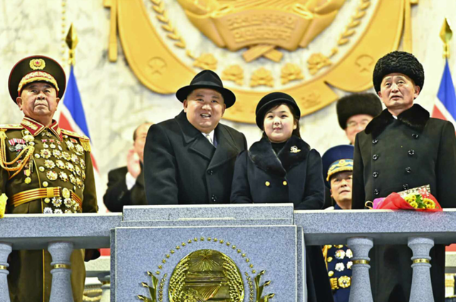 金正恩父女同台阅兵有何特殊之处 姿态举止神似其母-第2张图片-9158手机教程网 金正恩父女同台阅兵有何特殊之处 姿态举止神似其母-第2张图片-9158手机教程网