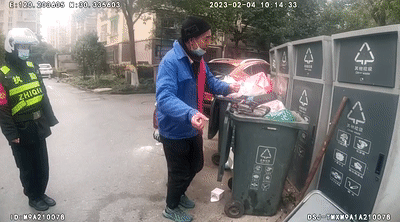 垃圾清运员捡1万元归还后只要奖状,自称文化不高 奖状可以给家里几个孩子作为学习榜样-第2张图片-9158手机教程网 垃圾清运员捡1万元归还后只要奖状,自称文化不高 奖状可以给家里几个孩子作为学习榜样-第2张图片-9158手机教程网