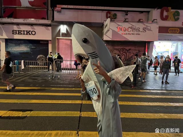 67岁周润发参加10公里马拉松赛 被在场不少人求合照-第6张图片-9158手机教程网 67岁周润发参加10公里马拉松赛 被在场不少人求合照-第6张图片-9158手机教程网