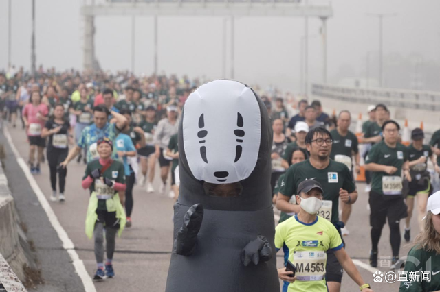 67岁周润发参加10公里马拉松赛 被在场不少人求合照-第8张图片-9158手机教程网 67岁周润发参加10公里马拉松赛 被在场不少人求合照-第8张图片-9158手机教程网