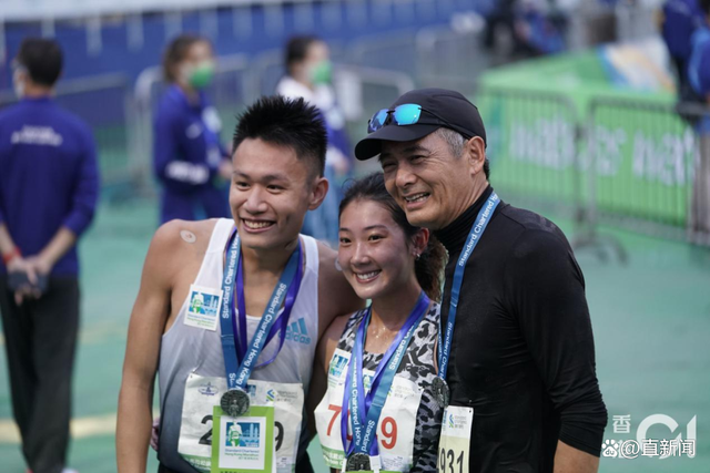 67岁周润发参加10公里马拉松赛 被在场不少人求合照-第4张图片-9158手机教程网 67岁周润发参加10公里马拉松赛 被在场不少人求合照-第4张图片-9158手机教程网