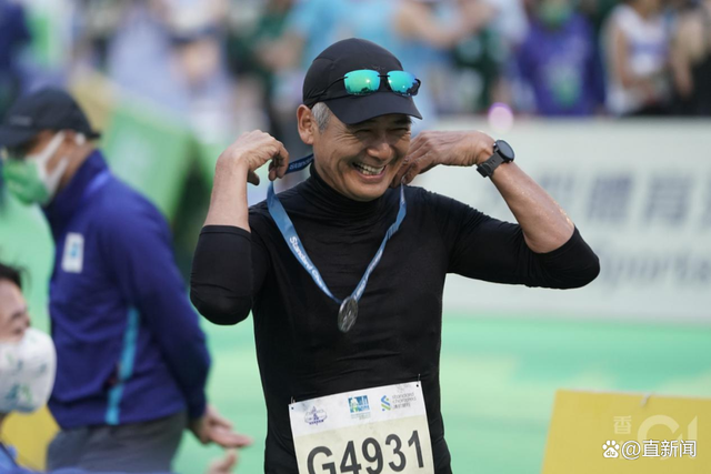 67岁周润发参加10公里马拉松赛 被在场不少人求合照-第1张图片-9158手机教程网 67岁周润发参加10公里马拉松赛 被在场不少人求合照-第1张图片-9158手机教程网