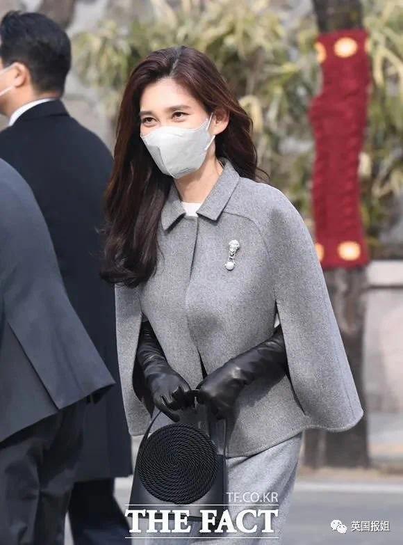 三星长公主离婚后颜值回春 参加儿子中学毕业典礼-第4张图片-9158手机教程网 三星长公主离婚后颜值回春 参加儿子中学毕业典礼-第4张图片-9158手机教程网