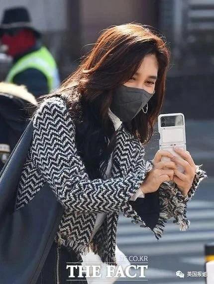 三星长公主离婚后颜值回春 参加儿子中学毕业典礼-第13张图片-9158手机教程网 三星长公主离婚后颜值回春 参加儿子中学毕业典礼-第13张图片-9158手机教程网