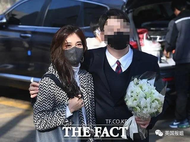 三星长公主离婚后颜值回春 参加儿子中学毕业典礼-第12张图片-9158手机教程网 三星长公主离婚后颜值回春 参加儿子中学毕业典礼-第12张图片-9158手机教程网