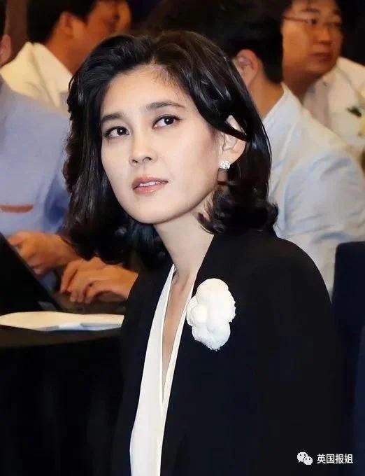三星长公主离婚后颜值回春 参加儿子中学毕业典礼-第41张图片-9158手机教程网 三星长公主离婚后颜值回春 参加儿子中学毕业典礼-第41张图片-9158手机教程网