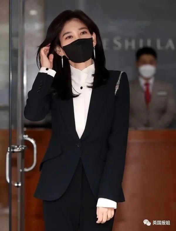 三星长公主离婚后颜值回春 参加儿子中学毕业典礼-第29张图片-9158手机教程网 三星长公主离婚后颜值回春 参加儿子中学毕业典礼-第29张图片-9158手机教程网