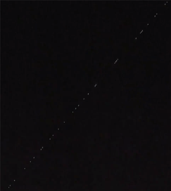 壮观!马斯克星链卫星驶过西班牙夜空:宛若空中列车-第1张图片-9158手机教程网 壮观!马斯克星链卫星驶过西班牙夜空:宛若空中列车-第1张图片-9158手机教程网