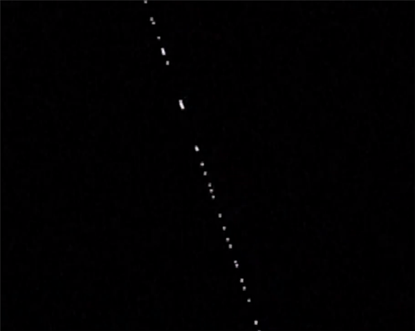 壮观!马斯克星链卫星驶过西班牙夜空:宛若空中列车-第2张图片-9158手机教程网 壮观!马斯克星链卫星驶过西班牙夜空:宛若空中列车-第2张图片-9158手机教程网