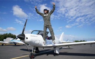 17岁少年获最年轻独自环球飞行认证 飞过五大洲52个国家