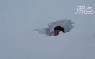 新疆罕见暴雪：1米8小伙跳进雪中没过头顶 下了20多小时
