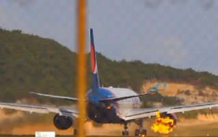 俄罗斯一架飞机起飞时起火：轮胎爆炸引擎喷火机上载321人！