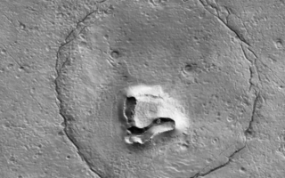 酷似“小熊”！NASA公布火星表面图片 你觉得像吗？