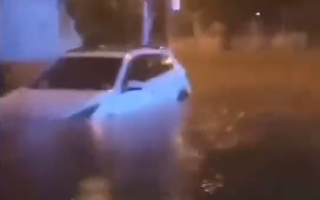 直击台风“暹芭”登陆：致海南遇暴雨 积水淹没车辆