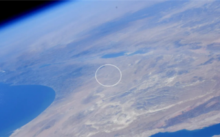 宇航员在太空中发现沙漠中的一个亮点：240米太阳能塔