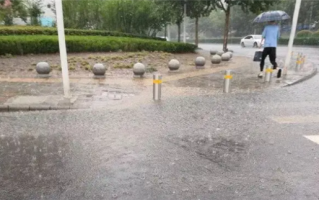 郑州遭狂风暴雨袭击：道路积水严重 有市民屋内泼水