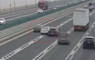 女司机欲从两车中间超车致多车事故 监控视频曝光：惊险万分！
