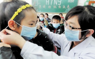 学生在校该怎么戴口罩？感染科专家：科学佩戴外科口罩即可！