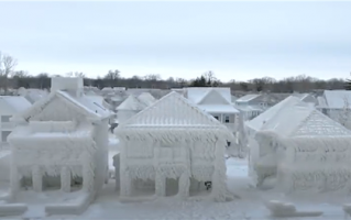 冬季风暴席卷北美：加拿大一社区被“冰封”成雪城