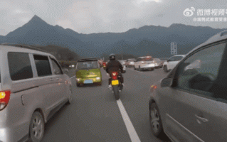 高速恶意损坏车辆后 又有男子骑摩托车狂飙燃放加特林：就该全国禁摩？