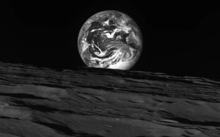 韩国第一个月球探测器发回第一张照片：地月黑白合影