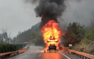 10辆特斯拉新车高速上集体燃烧 只剩一堆废铁架子