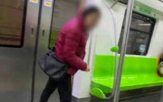 大妈在地铁车厢内连续吐痰 北京公交警方：拘留！嘴真欠啊！