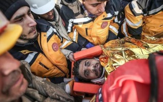 土耳其女子获救后转天不幸离世 救援队员强忍泪水互相安慰