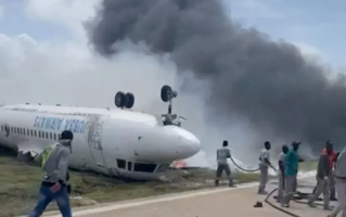 海外一搭载36人的客机坠机：机身倒扣在地 现场浓烟滚滚