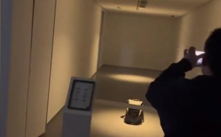 男子在美术馆放书包被误认为展品 参观者拍个不停拿走书包时大写的尴尬