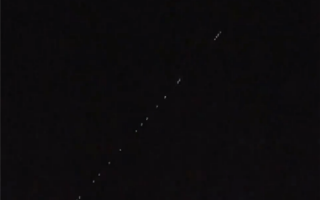 壮观！马斯克星链卫星驶过西班牙夜空：宛若空中列车