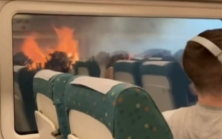 高温灾难笼罩欧洲：西班牙一辆火车被野火包围 窗外一片火红
