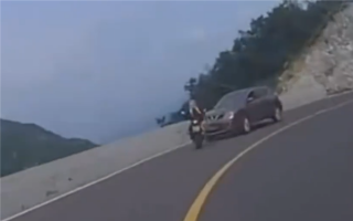 跑山摩托车骑手撞车后坠崖身亡 官方提醒：管好右手、切勿超速