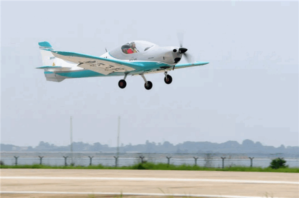 湖北首款全碳纤维飞机首飞成功：配有整机降落伞-第1张图片-9158手机教程网