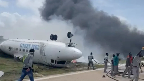 海外一搭载36人的客机坠机：机身倒扣在地 现场浓烟滚滚-第1张图片-9158手机教程网