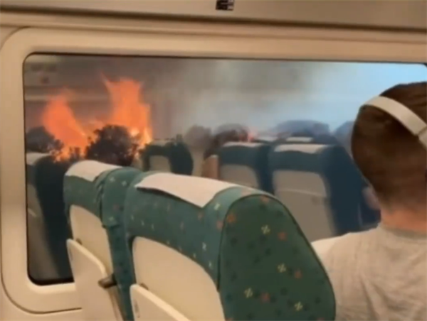 高温灾难笼罩欧洲：西班牙一辆火车被野火包围 窗外一片火红-第1张图片-9158手机教程网