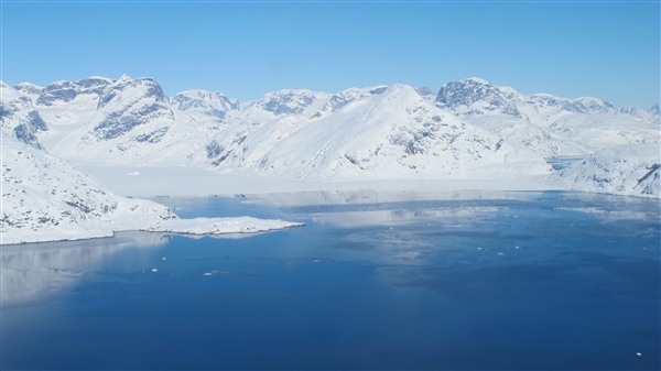格陵兰岛冰盖大面积融化：热到穿短袖短裤-第1张图片-9158手机教程网