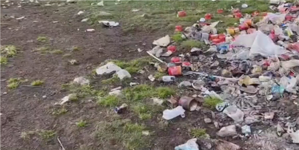 驴友在新疆天堂湖留下遍地垃圾：被迫动用直升机清理-第1张图片-9158手机教程网