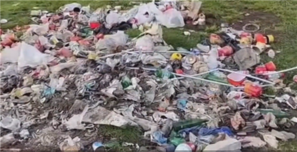 驴友在新疆天堂湖留下遍地垃圾：被迫动用直升机清理-第2张图片-9158手机教程网