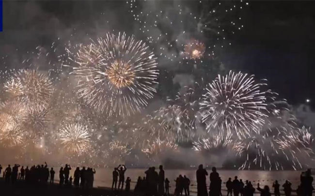 阿联酋新年无人机烟花表演点亮夜空-第1张图片-9158手机教程网