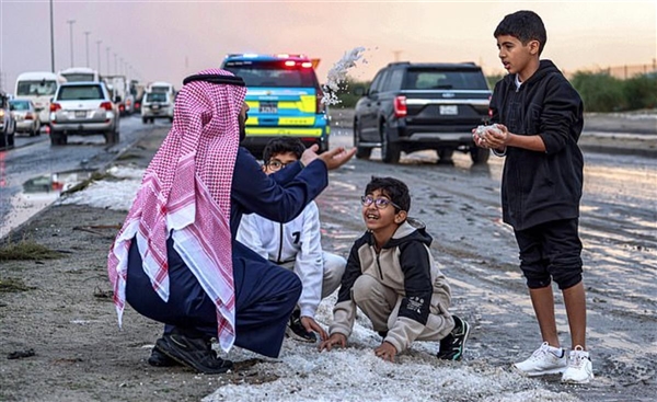 地球最热地区之一 沙漠王国科威特下起冰雹：15年来首次-第3张图片-9158手机教程网