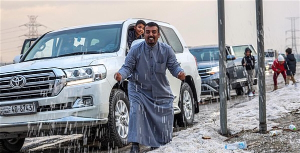 地球最热地区之一 沙漠王国科威特下起冰雹：15年来首次-第1张图片-9158手机教程网