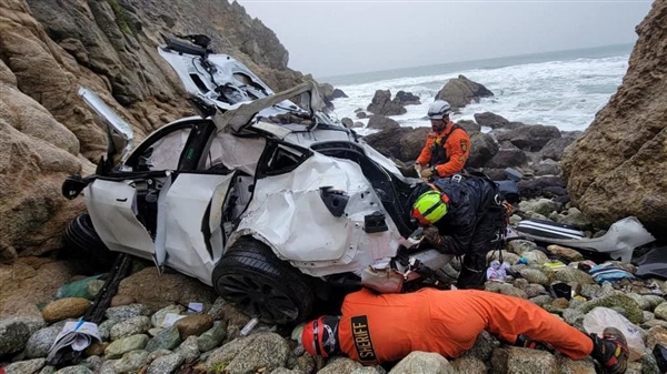 美国一特斯拉坠落76米悬崖4人幸存！反转：司机被指控谋杀未遂-第1张图片-9158手机教程网