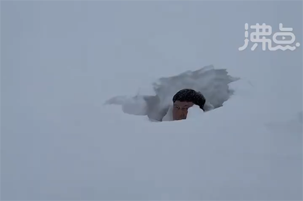 新疆罕见暴雪：1米8小伙跳进雪中没过头顶 下了20多小时-第1张图片-9158手机教程网
