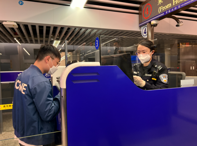 恢复与内地通关 首批香港入境旅客抵达广东珠海-第2张图片-9158手机教程网